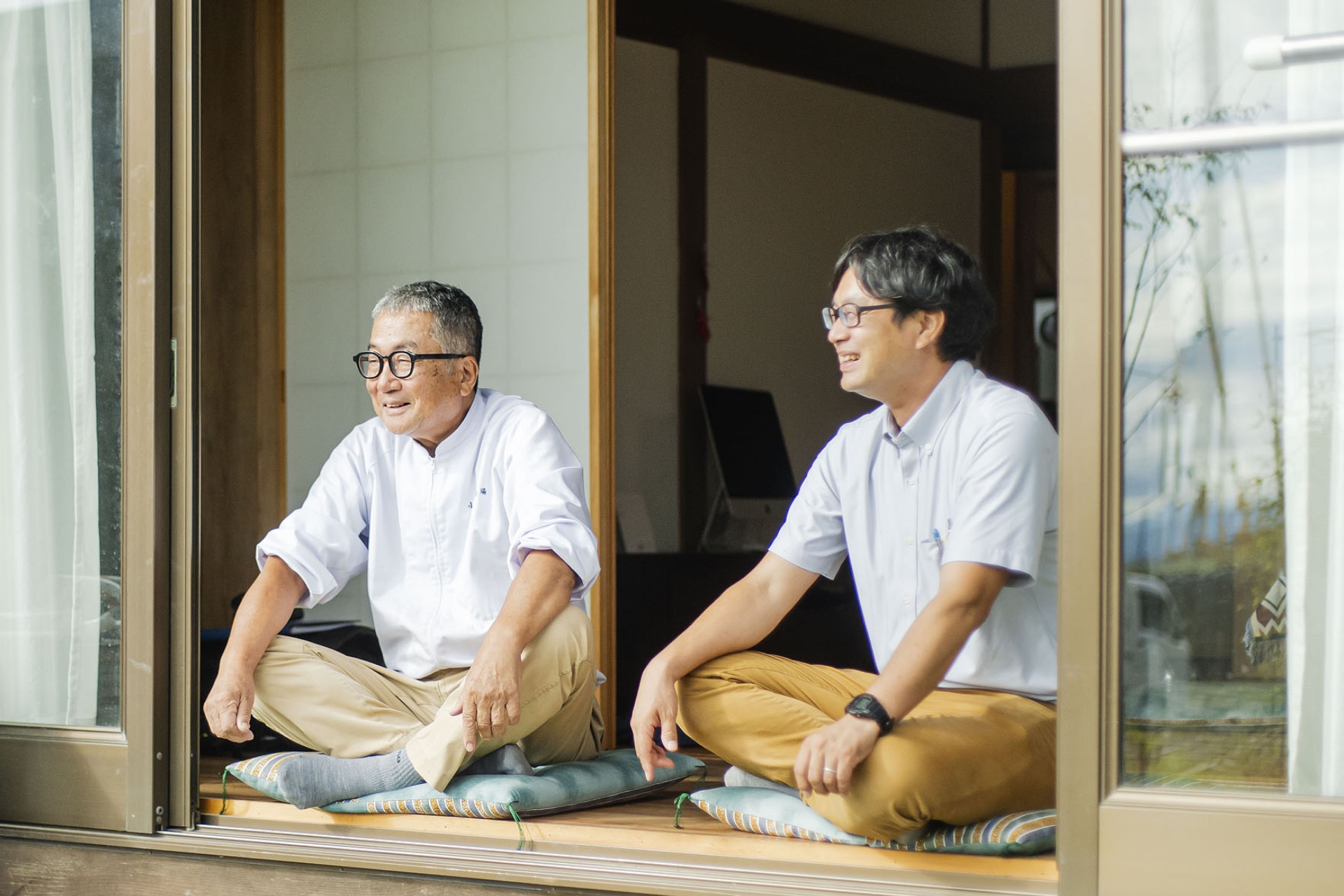 小川さんと話をしている様子の写真